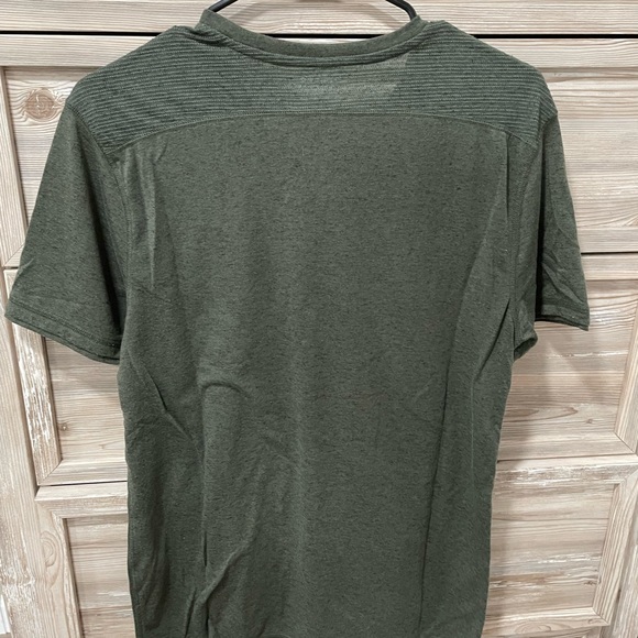 Express mens medium green tshirt textured on back and by sleeve used like new - Picture 4 of 4